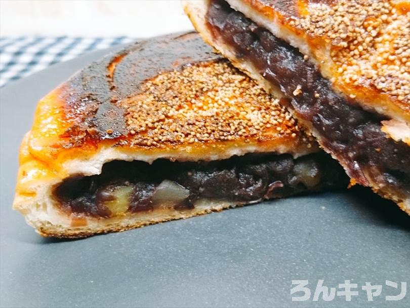 ホットサンドメーカーで焼いたあんぱんを半分に切った状態
