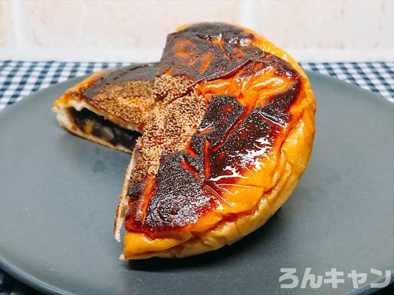 ホットサンドメーカーで焼いたあんぱんを半分に切った状態
