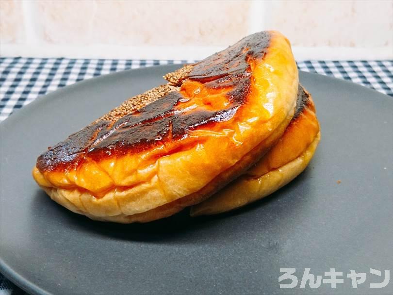 ホットサンドメーカーで焼いたあんぱんを半分に切った状態