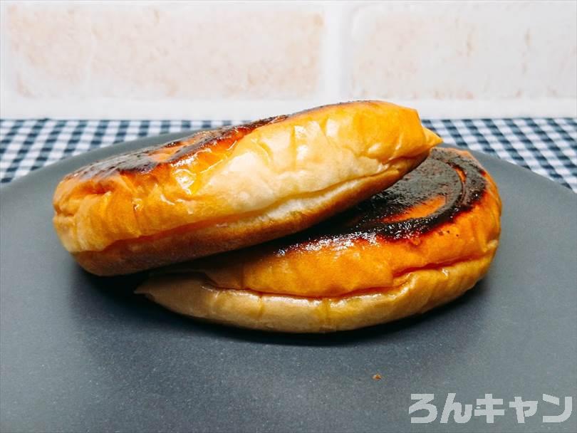 ホットサンドメーカーで焼いたあんぱんを半分に切った状態