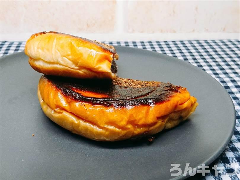 ホットサンドメーカーで焼いたあんぱんを半分に切った状態
