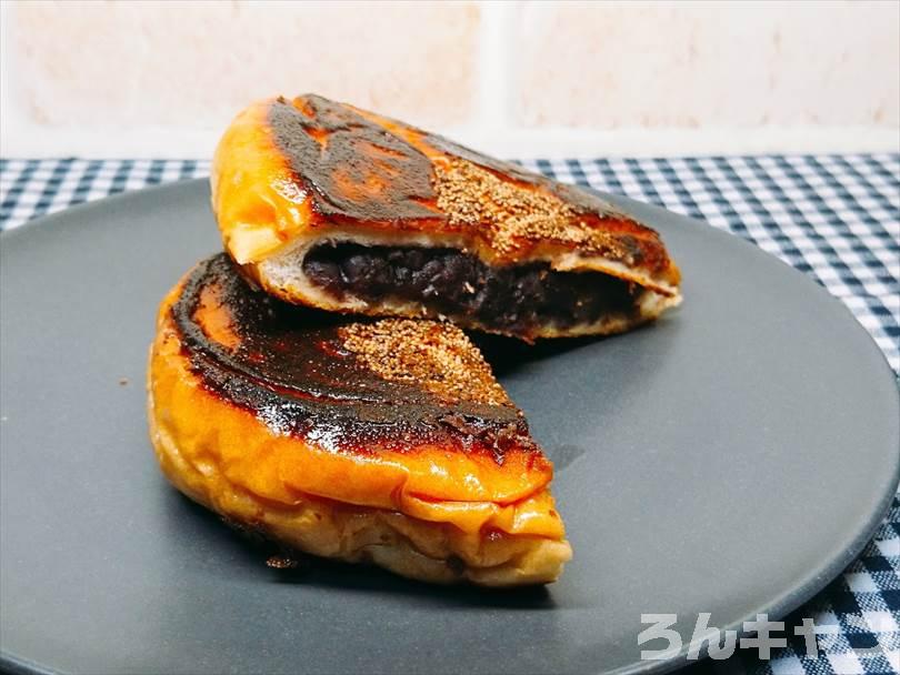 ホットサンドメーカーで焼いたあんぱんを半分に切った状態
