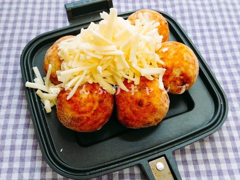 ホットサンドメーカーで焼く前のセブンイレブンの冷凍たこ焼きにとろけるチーズを山盛りにした状態