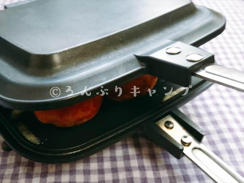冷凍たこ焼きが固くてホットサンドメーカーの上下が閉まらない状態