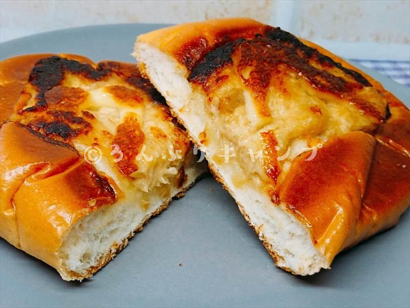ホットサンドメーカーで焼いたツナマヨネーズパンを半分に切った状態