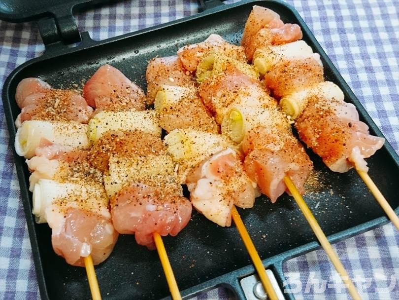 ホットサンドメーカーで焼く前の焼き鳥（ネギマ串）（パン以外も焼ける人気レシピ）