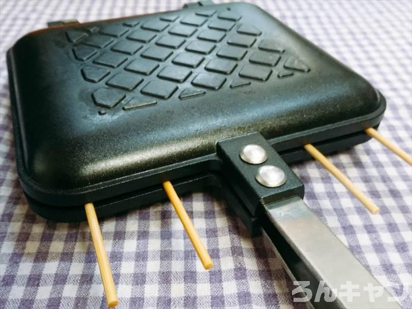 ホットサンドメーカーで焼く前の焼き鳥（ネギマ串）