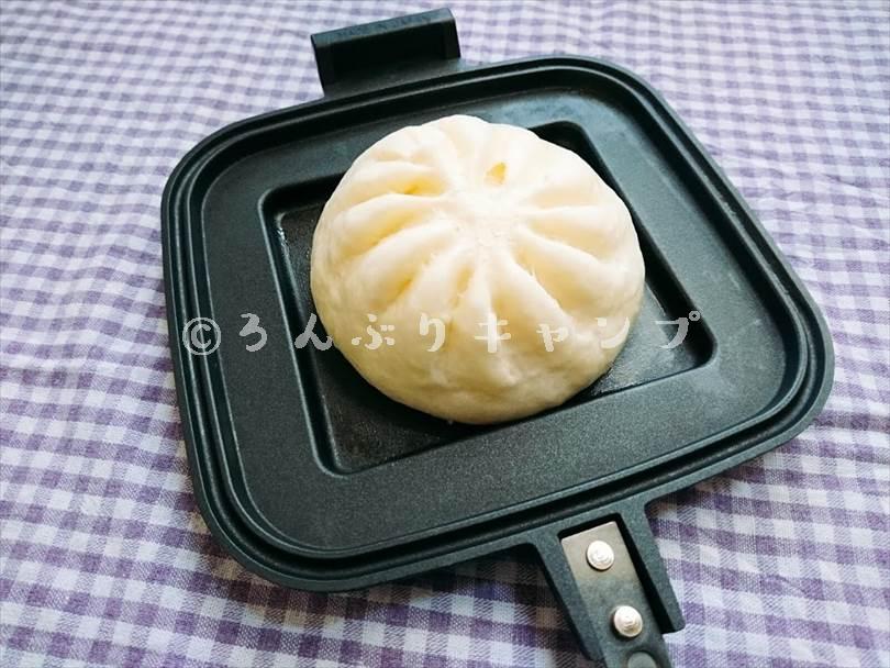 ホットサンドメーカーで焼く前の肉まん