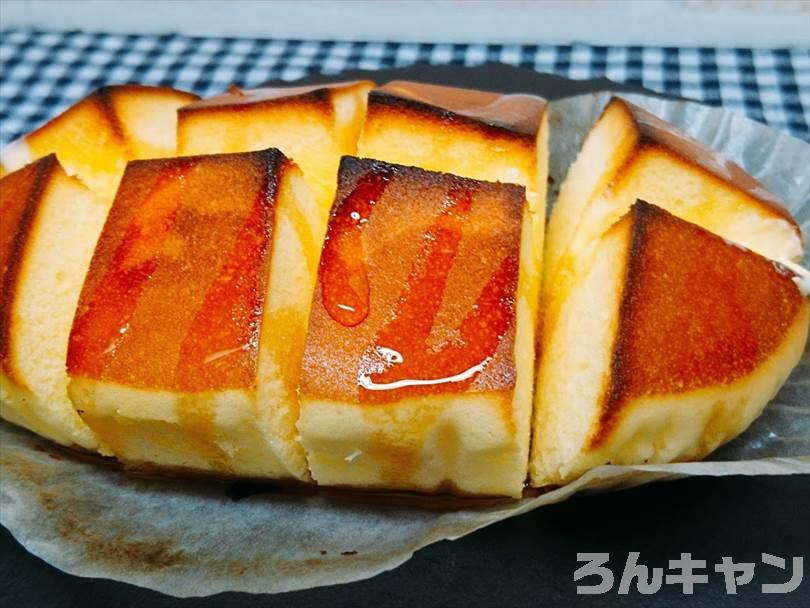 オーブントースターで焼いた北海道チーズ蒸しケーキにシロップをまわしかける