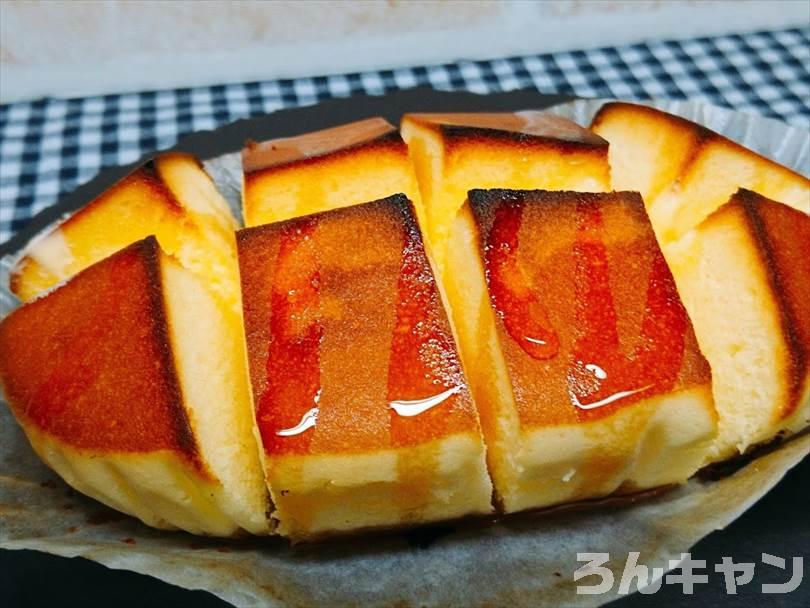 オーブントースターで焼いた北海道チーズ蒸しケーキにシロップをまわしかける