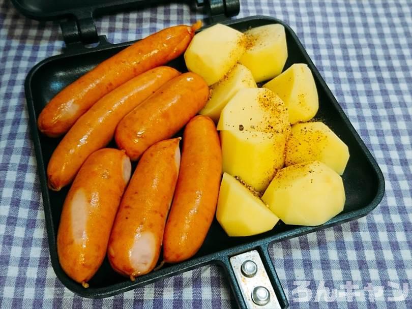 ホットサンドメーカーで焼く前のシャウエッセンとじゃがいも