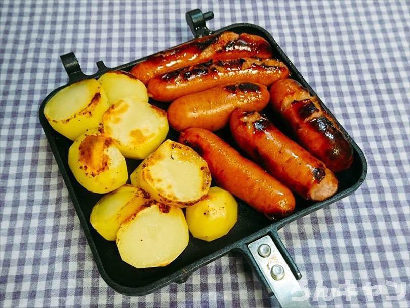 ホットサンドメーカーで焼いたシャウエッセン(ウインナーソーセージ)とじゃがいも