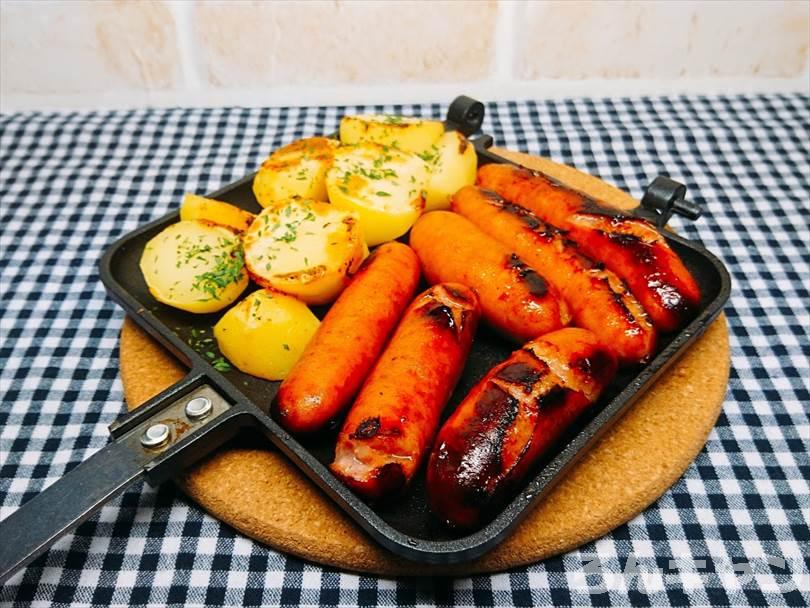 ホットサンドメーカーで焼いたシャウエッセン(ウインナーソーセージ)とじゃがいも