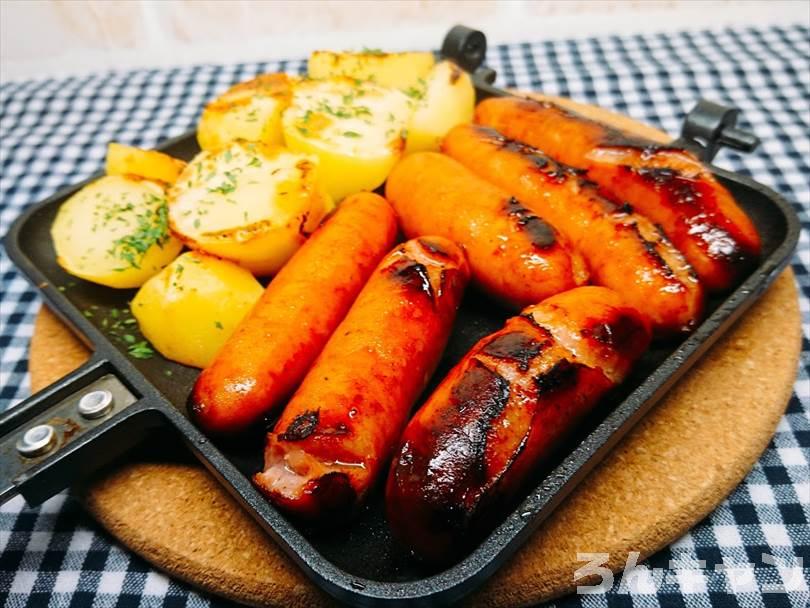 ホットサンドメーカーで焼いたシャウエッセン(ウインナーソーセージ)とじゃがいも
