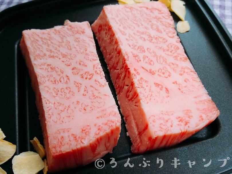 ホットサンドメーカーで焼く前の黒毛和牛ステーキ