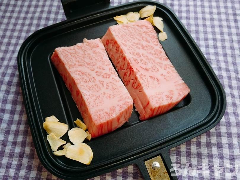ホットサンドメーカーで焼く前の黒毛和牛ステーキ