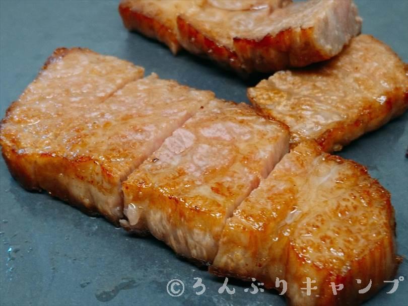 ホットサンドメーカーで焼いた後の黒毛和牛ステーキをお皿に並べた状態