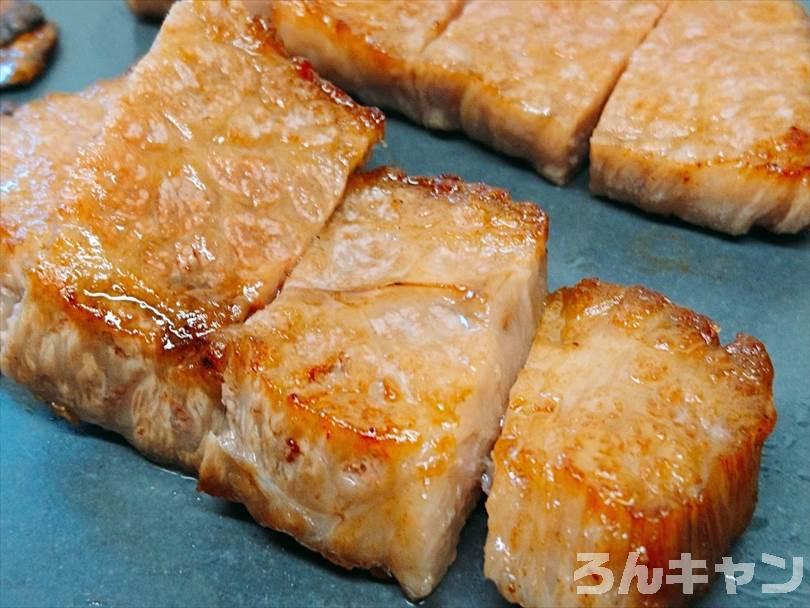 ホットサンドメーカーで焼いた後の黒毛和牛ステーキをお皿に並べた状態