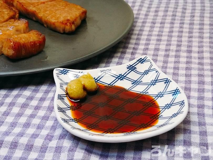 ホットサンドメーカーで焼いた後の黒毛和牛ステーキをわさび醤油につけて食べる