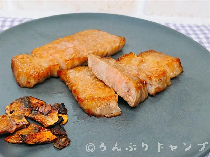 ホットサンドメーカーで焼いた後の黒毛和牛ステーキをお皿に並べた状態