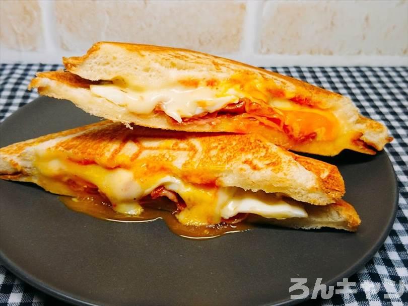 目玉焼きバージョンのベーコンエッグホットサンド