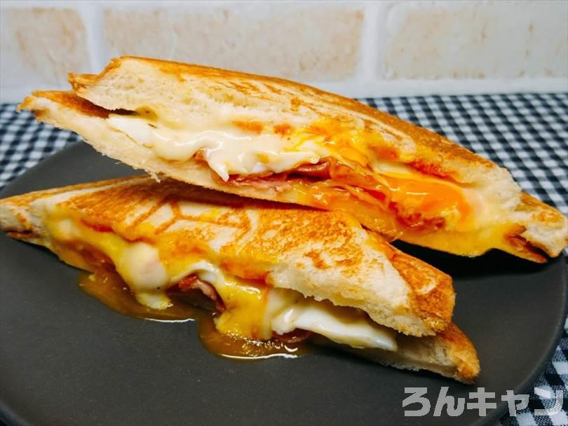 目玉焼きバージョンのベーコンエッグホットサンド