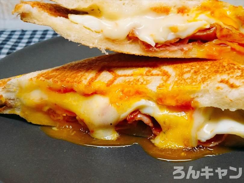 目玉焼きバージョンのベーコンエッグホットサンド