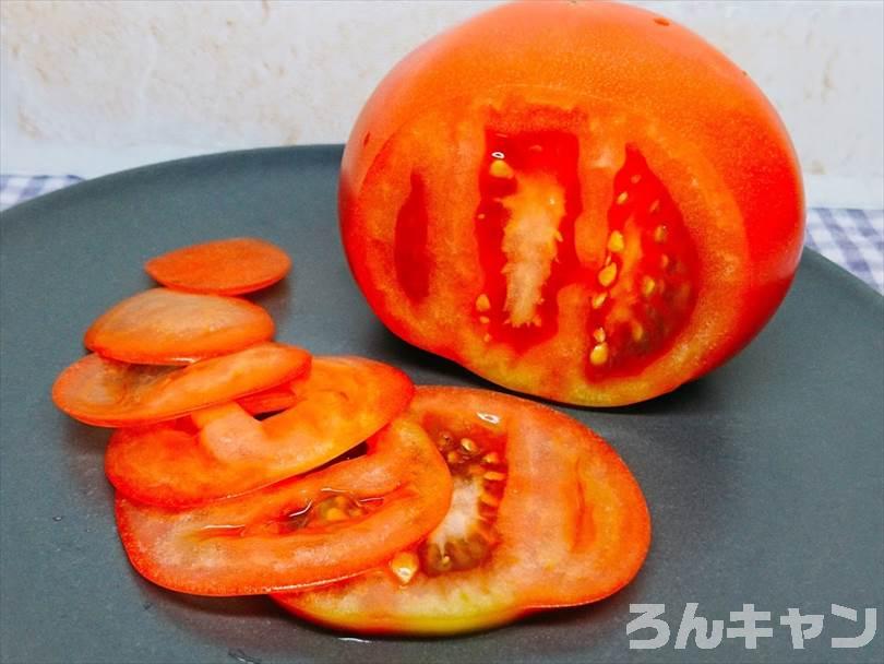 下村工業の三徳庖丁(ヴェルダンファイン OVF-101)でトマトを薄く切った様子