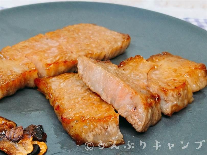 ホットサンドメーカーで焼いた後の黒毛和牛ステーキをお皿に並べた状態