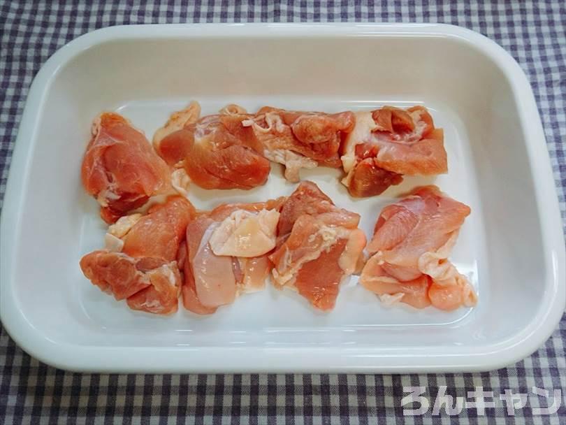 バットに入れた唐揚げ用の鶏肉