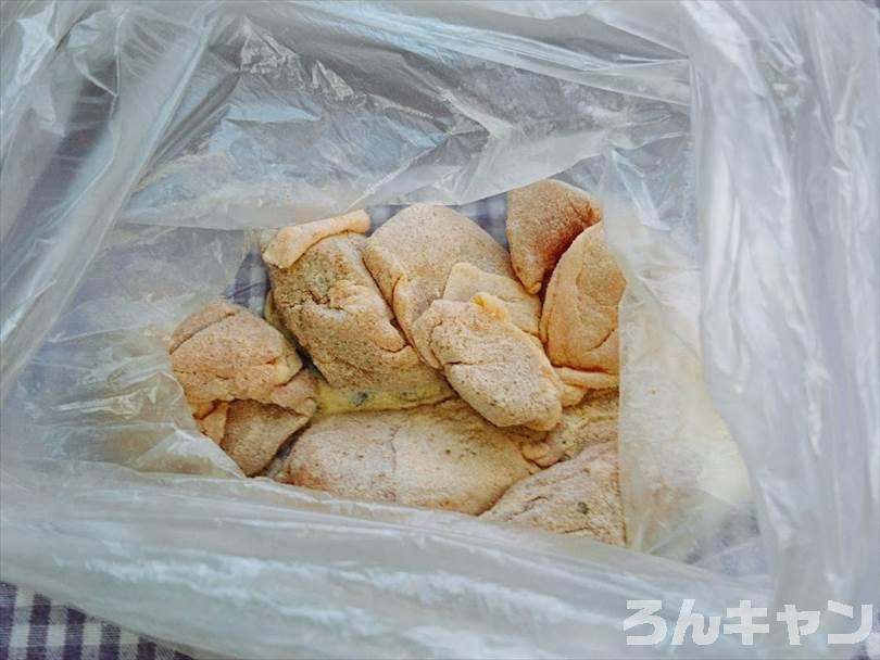 下味をつけた鶏肉にから揚げ粉をまぶす