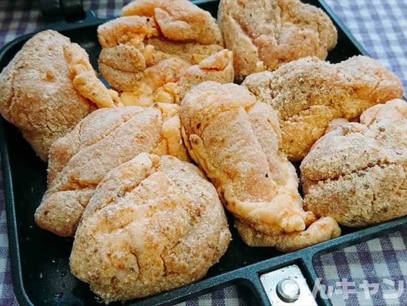 下味と準備をした唐揚げ用の鶏肉をホットサンドメーカーに並べる