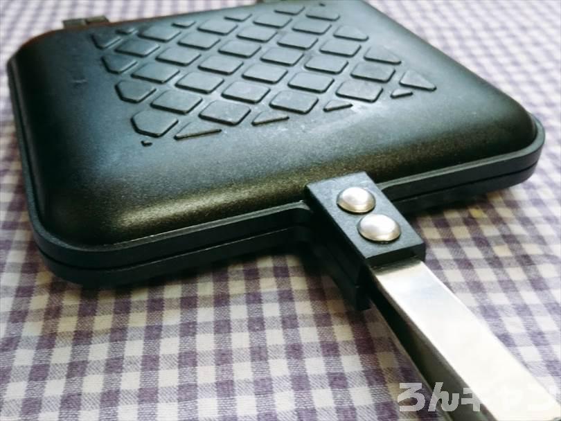 下味と準備をした唐揚げ用の鶏肉をホットサンドメーカーに並べて閉める