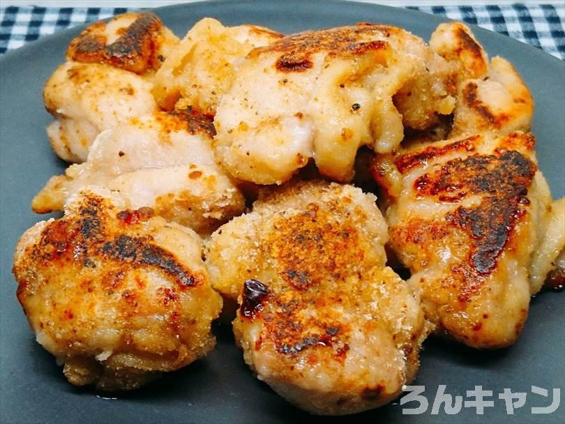 ホットサンドメーカーで焼いた鶏の唐揚げをお皿に盛り付ける