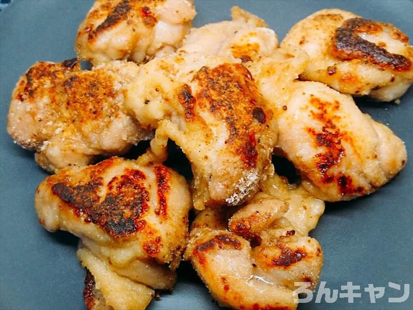 ホットサンドメーカーで焼いた鶏の唐揚げをお皿に盛り付ける
