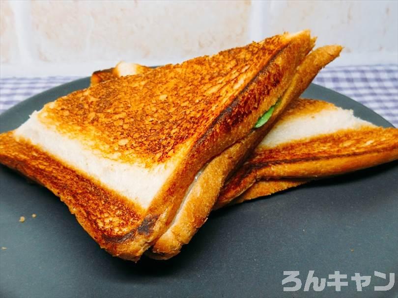 ホットサンドメーカーで焼いた後のアボカド＆ツナマヨネーズサンドを半分に切った状態