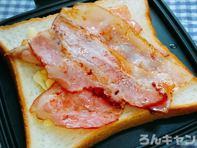 ホットサンドメーカーで焼く前のベーコンエッグホットサンド