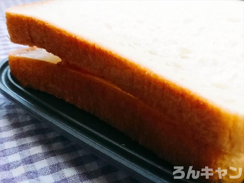 ホットサンドメーカーで焼く前のベーコンエッグホットサンド