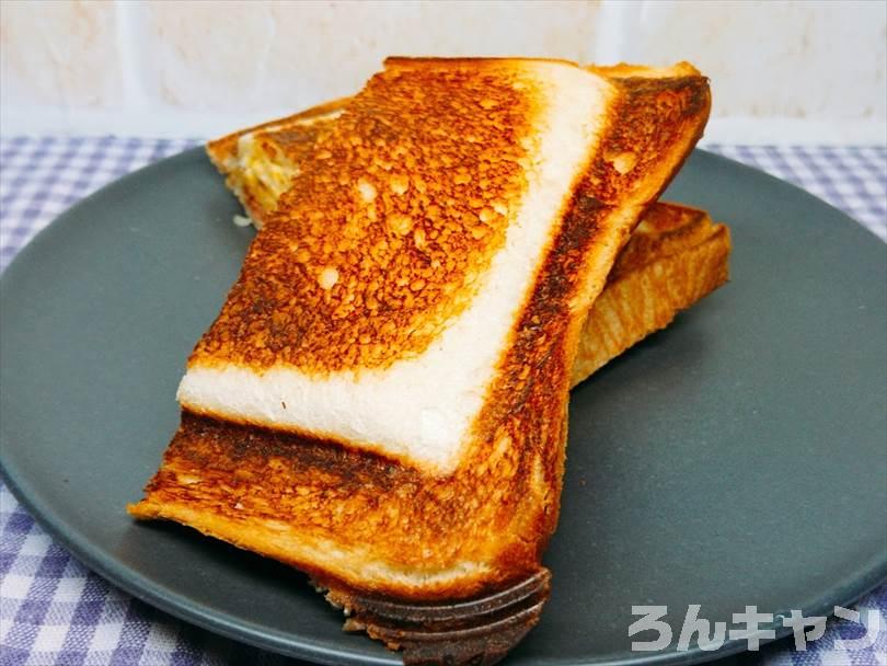 ホットサンドメーカーで焼いた後のベーコンエッグホットサンドを半分に切った状態