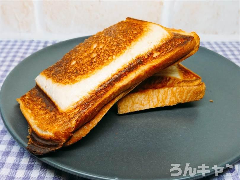 ホットサンドメーカーで焼いた後のベーコンエッグホットサンドを半分に切った状態