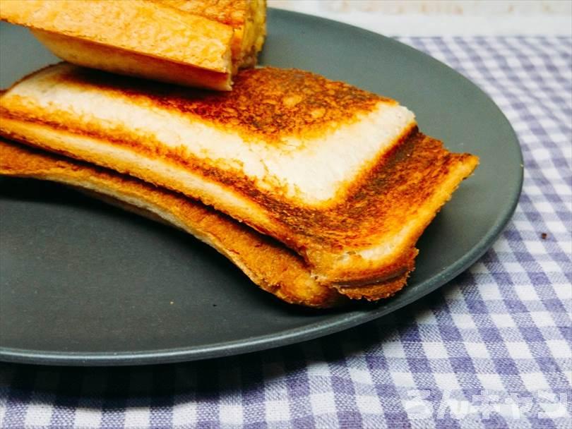 ホットサンドメーカーで焼いた後のベーコンエッグホットサンドを半分に切った状態