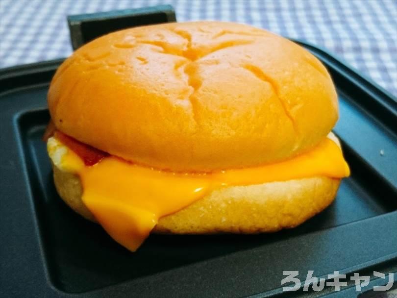 ホットサンドメーカーで焼く前のベーコンエッグマックサンド