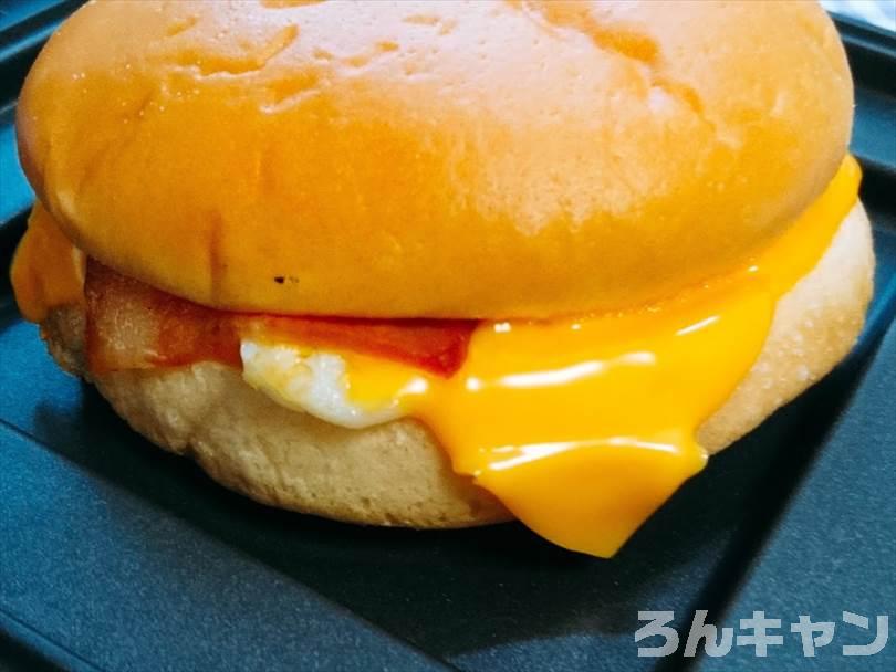 ホットサンドメーカーで焼く前のベーコンエッグマックサンド