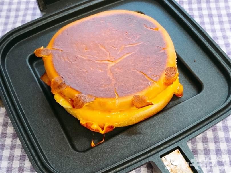 ホットサンドメーカーで焼いた後のベーコンエッグマックサンド