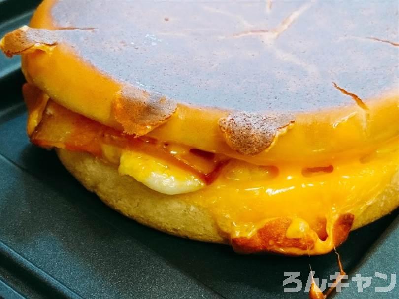 ホットサンドメーカーで焼いた後のベーコンエッグマックサンド