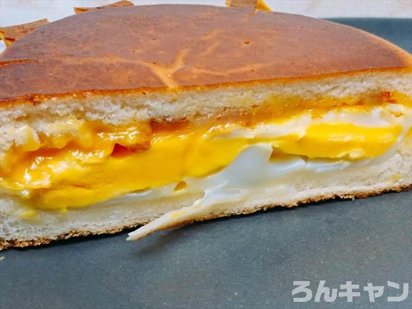 ホットサンドメーカーで焼いた後のベーコンエッグマックサンドを半分に切った状態