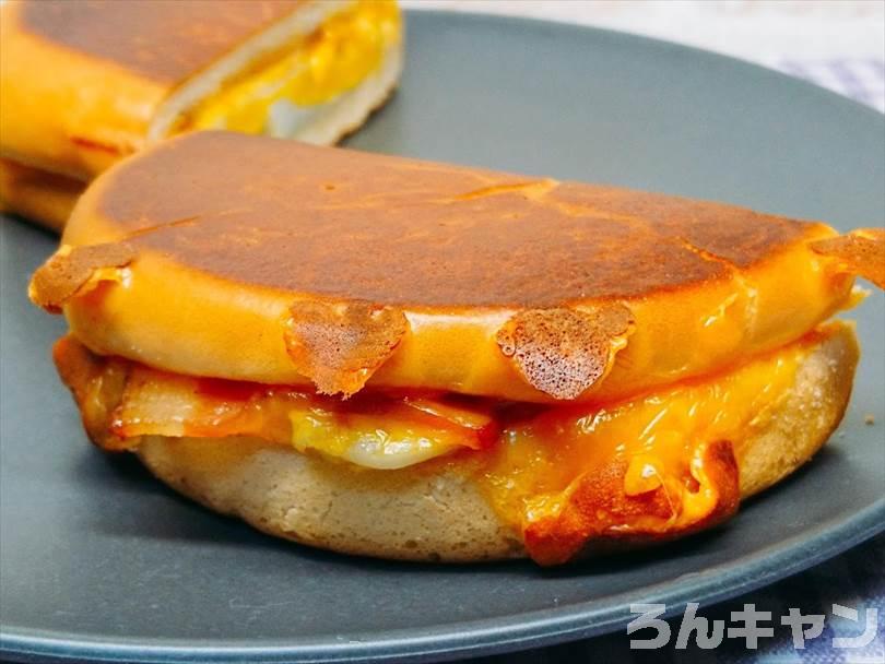 ホットサンドメーカーで焼いた後のベーコンエッグマックサンドを半分に切った状態