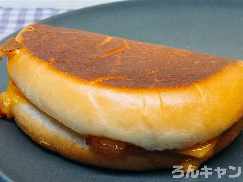 ホットサンドメーカーで焼いた後のベーコンエッグマックサンドを半分に切った状態