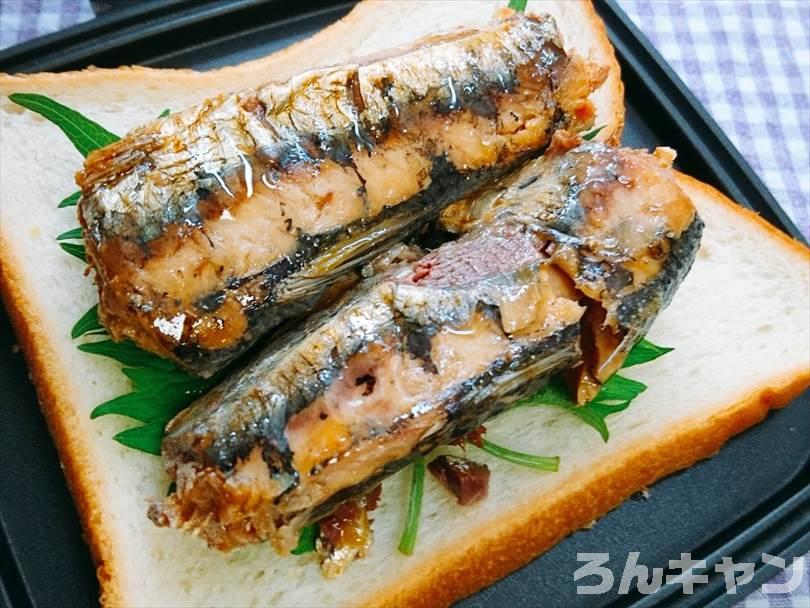 ホットサンドメーカーで焼く前のオイルサーディンホットサンド