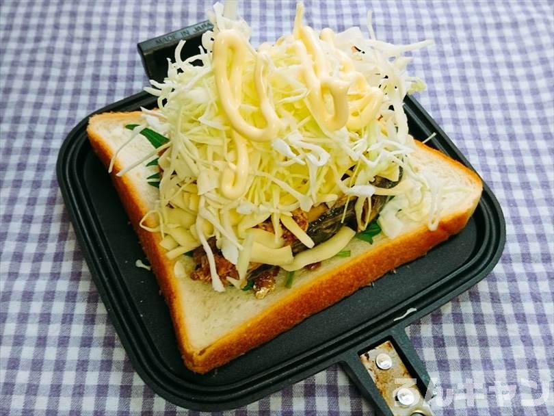 ホットサンドメーカーで焼く前のオイルサーディンホットサンド